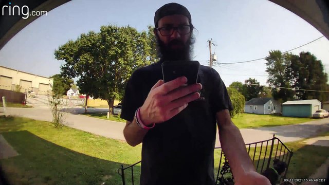 Il promène son tranquillement son gros chien quand tout à coup, il va voir son ami