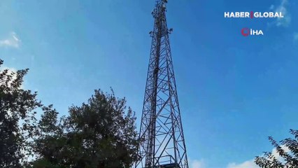 Akıl almaz görüntüler! Alkol alıp direkte sızdı