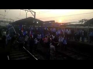 भीमा कोरेगाव प्रकरण : ठाणे स्थानकात आंदोलकांचा रेलरोको