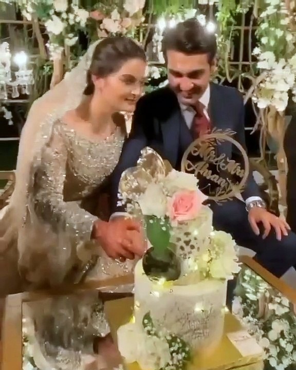 Minal Khan cutting wedding cake