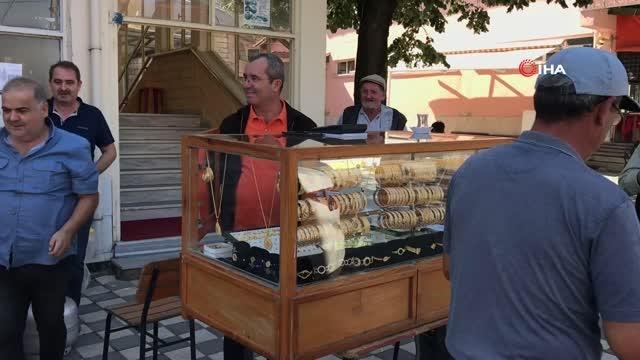 Simit satar gibi altın bilezik satıyor...40 yıllık seyyar kuyumcu görenleri şaşırtıyor
