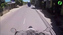 Ce motard transporte des dizaines de tonneaux sur sa moto...  La classe