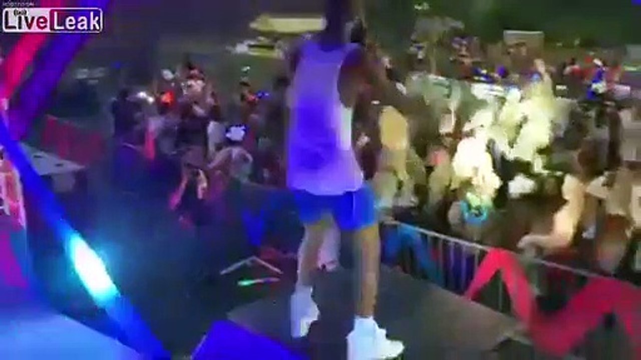 Quand tu tentes de sauter dans le public mais que ça fait longtemps que tu n'as pas fait de concerts... Fail