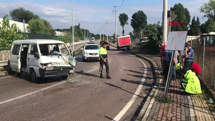PANELVAN VE KAMYONET KAFA KAFAYA ÇARPIŞTI: 3 YARALI