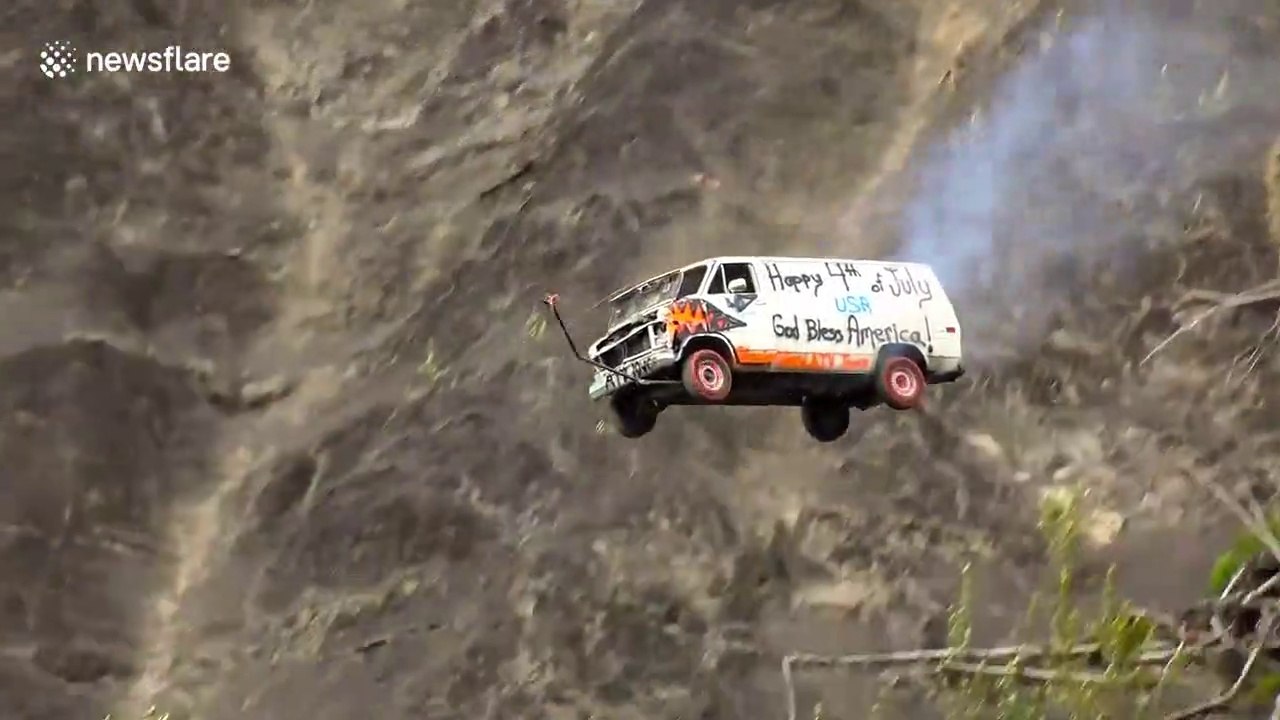 En Alaska ils balancent des voitures pour s'amuser