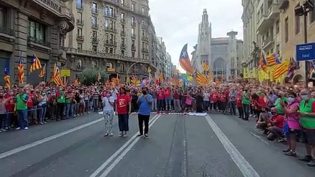 Carme Forcadell, Jordi Sànchez i Elisenda Paluzie, retrobats entre crits d'independència