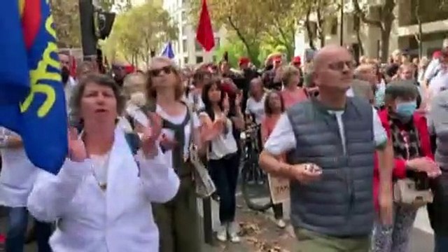 Parigi: operatori sanitari e gilet gialli insieme per dire no al green pass