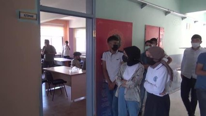 Lise öğrencileri velilerinin onayıyla aşı olmaya başladı