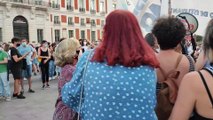 Una mujer increpa a los asistentes a la manifestación contra las agresiones homófobas