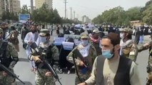 Decenas de estudiantes en Kabul marchan en apoyo a los talibanes afganos durante el 11S