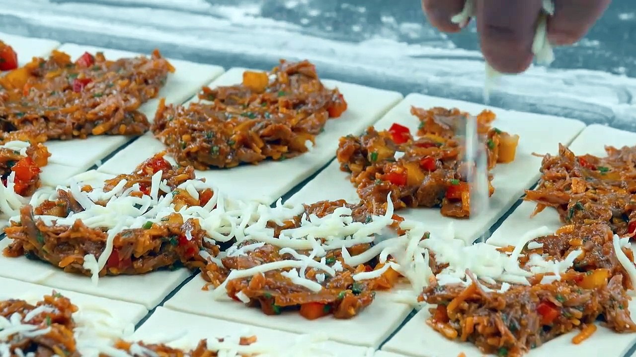 Corta 18 trozos de masa de pizza. Ponlas en un molde rectangular de pie... ¡y llega la locura!.....Cut 18 pieces of pizza dough. Put them in a rectangular pie pan... and here comes the madness!