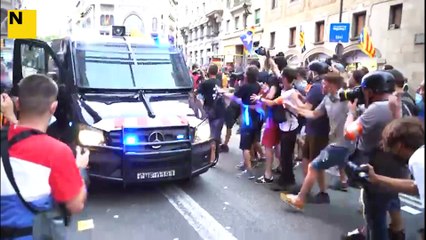 Télécharger la video: Tensió entre els furgons i els manifestants a Via Laietana