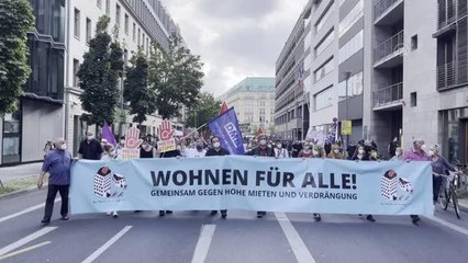 Almanya'da artan konut fiyatları Berlin'de binlerce kişi tarafından protesto edildi