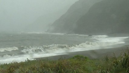 Waves surge as Chanthu passes by Taiwan