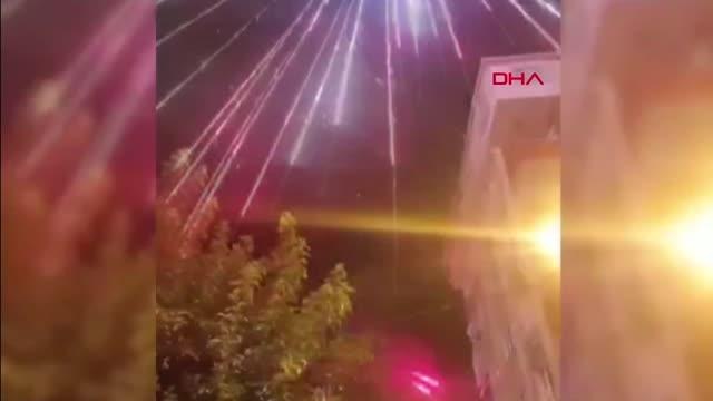 İSTANBUL-ESENYURT'TA DÜĞÜNDE ATILAN HAVAİ FİŞEKLER BİR EVİN ÇATISINI DÜŞTÜ, ÇATI ALEV ALEV YANDI