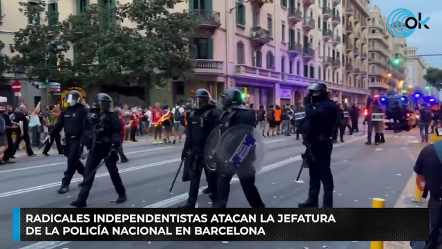 Radicales independentistas atacan la jefatura de la Policía Nacional en Barcelona