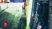 Hombre es captado robando focos y cámaras con ayuda de un tubo en una zona comercial de La Paz