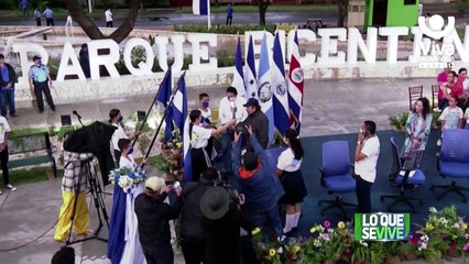 Daniel recibe la Antorcha de la Libertad de manos de Estudiantes Excelencia Académica