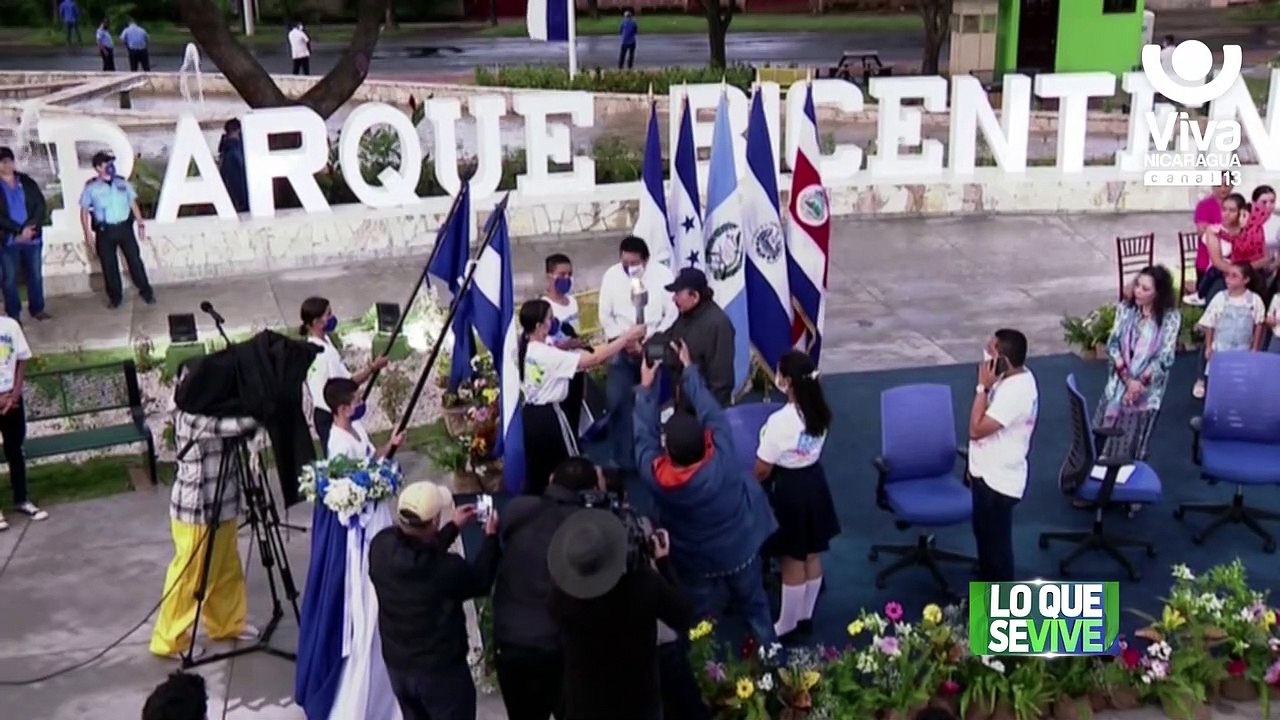 Daniel recibe la Antorcha de la Libertad de manos de Estudiantes Excelencia Académica