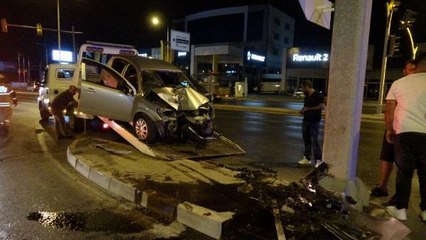 Otomobil yön levhasının ayağına çarptı: 2 yaralı