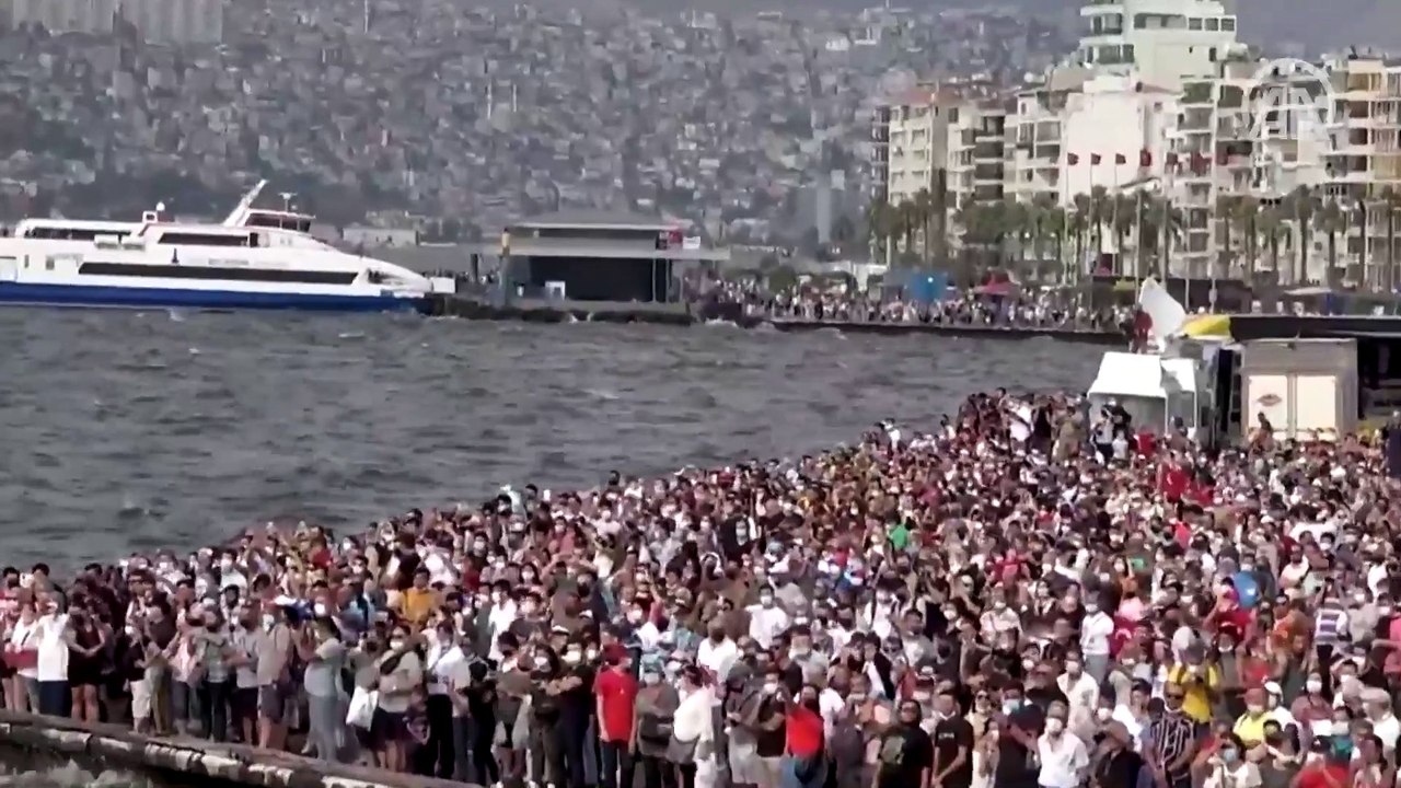 Milli Savunma Bakanlığı, SOLOTÜRK ekibinin gerçekleştirdiği gösteri uçuşunun görüntülerini paylaştı