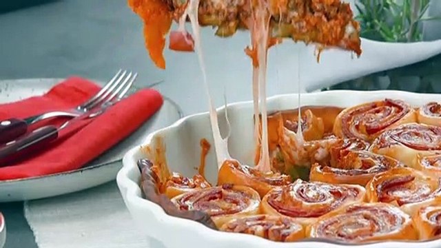 Cubre masa de pizza con 15 rodajas de salami y enrolla. Fusión de 2 favoritos..Top pizza dough with 15 slices of salami and roll up. Fusion of 2 favorites