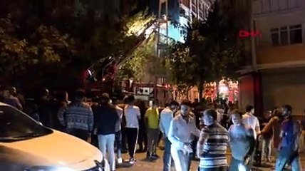 Esenyurt'ta yangın: Sokak düğününde atılan havai fişekler bir evin çatısını yaktı