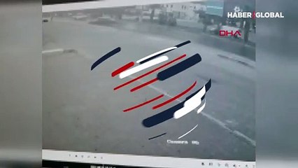 Kontrolden çıkan otomobil kamyonete böyle çarptı