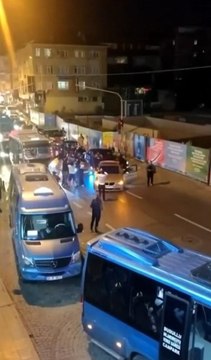 ÜMRANİYE'DE YOLU KAPATIP ASKER UĞURLAMASI YAPTILAR