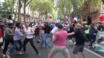 Fransa'da aşı karşıtı gösteri yapan gruba bir başka grup sopalarla saldırdı