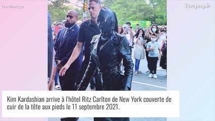 Kim Kardashian cagoulée façon dominatrice sado maso : son look 100% cuir surprend