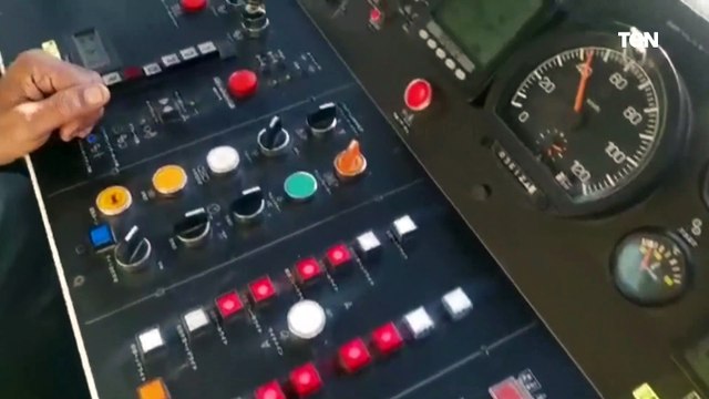 وزير النقل يستقل بنفسه جرار اختبارات أعمال السكة لمشروع قطار LRT