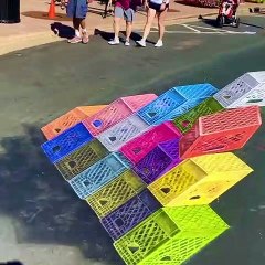 بالفيديو وهم بصري يحول تحدي أقفاص الحليب الخطير إلى آمن تمامًا