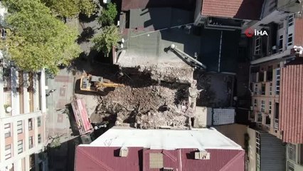 Gölcük Depremi'nde ağır hasar alan bina 22 yıl sonra yıkıldı