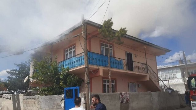 Evin çatısında çıkan yangın paniğe neden oldu