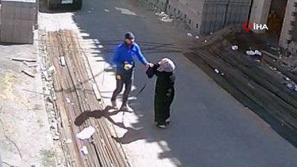 Yolda yürürken üzerine demir düşen kadın ölümden döndü