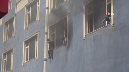 Kurs merkezinde çıkan yangında can pazarı kamerada
