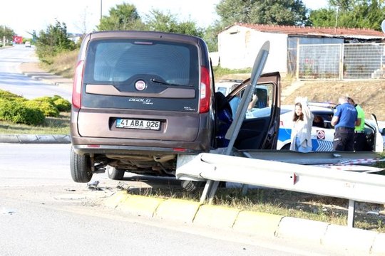 Otomobille çarpışan hafif ticari araç bariyerin üzerinde asılı kaldı: 2 yaralı