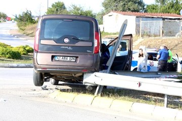Otomobille çarpışan hafif ticari araç bariyerin üzerinde asılı kaldı: 2 yaralı