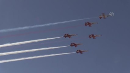ESKİŞEHİR - Yerli ve yabancı akrobasi pilotları Eskişehir'de gösteri uçuşu yaptı