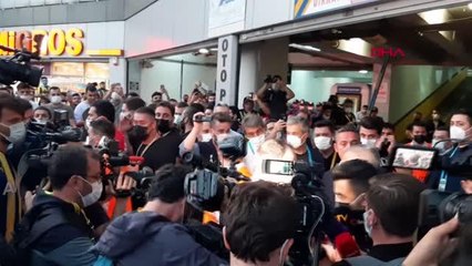 SPOR Fenerbahçeli taraftarlardan maç sonrasında hakemlere sert tepki