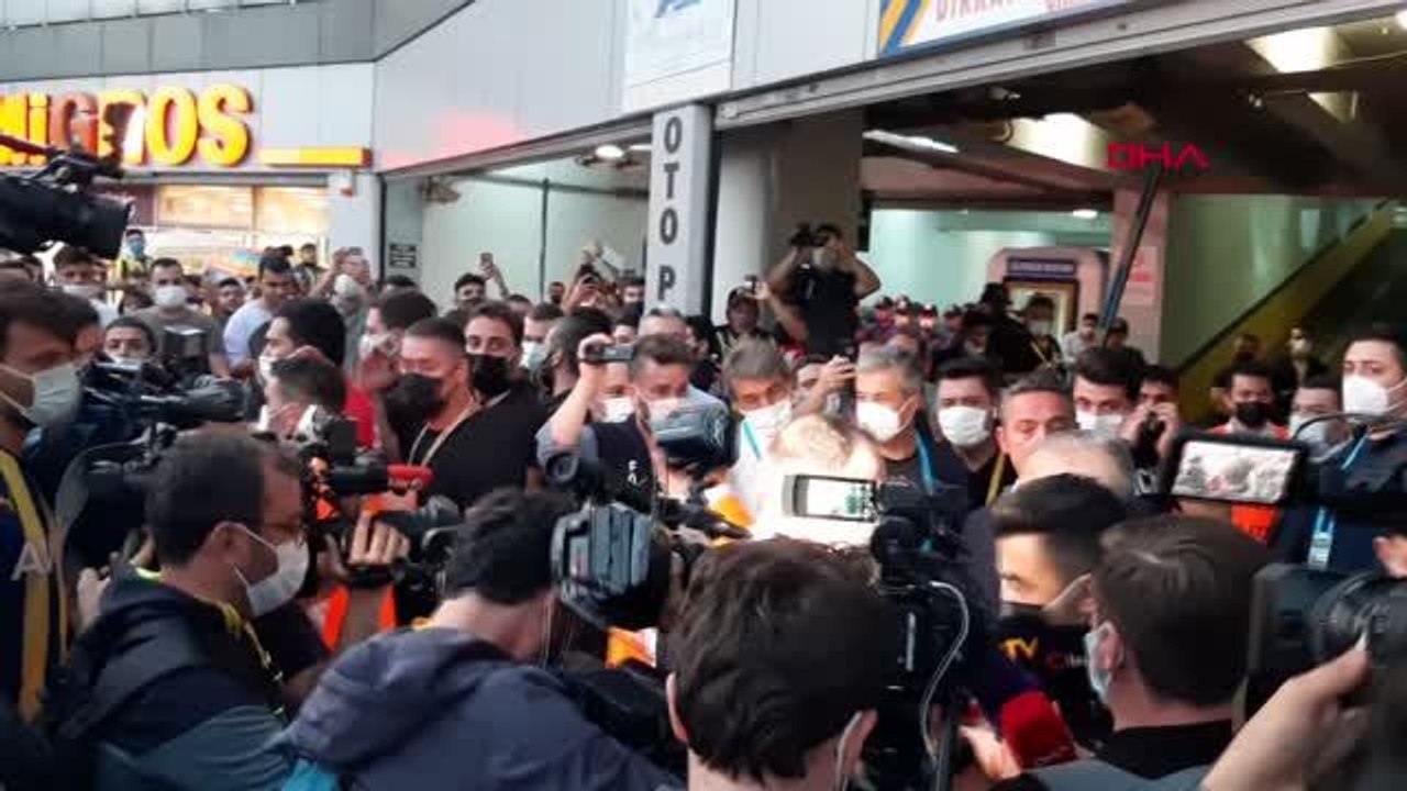 SPOR Fenerbahçeli taraftarlardan maç sonrasında hakemlere sert tepki