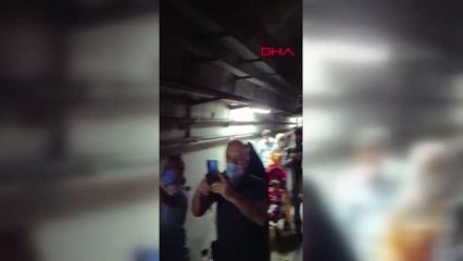 MARMARAY'DA ARIZA; YOLCULAR RAYLARIN ÜZERİNDE YÜRÜDÜ