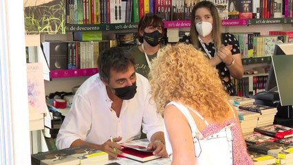 Download Video: Largas colas en el primer domingo de la Feria del Libro de Madrid