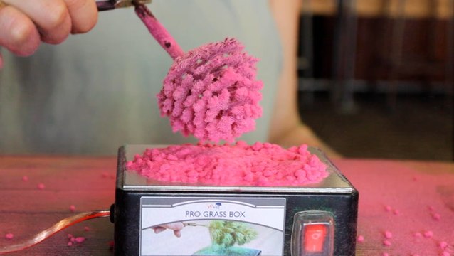 Miniature trees are made using static electricity