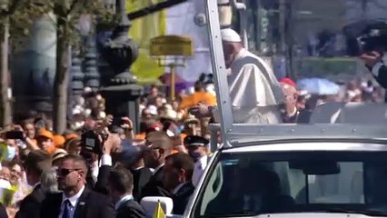 "La cruz extiende sus brazos hacia todos", el mensaje de apertura y acogida del Papa desde Budapest