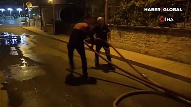 Karşı apartmandaki yangına balkondan hortumla müdahale etti