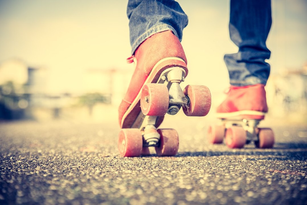 Otomobile tutunan 7 patenli gencin tehlikeli yolculuğu kamerada