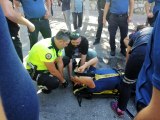 Ticari taksinin çarptığı polis memuru yaralandı