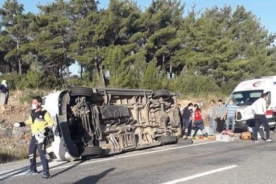 Son Dakika! Muğla'da turistleri taşıyan otobüs ile öğrenci servisi çarpıştı: Ölü ve yaralılar var